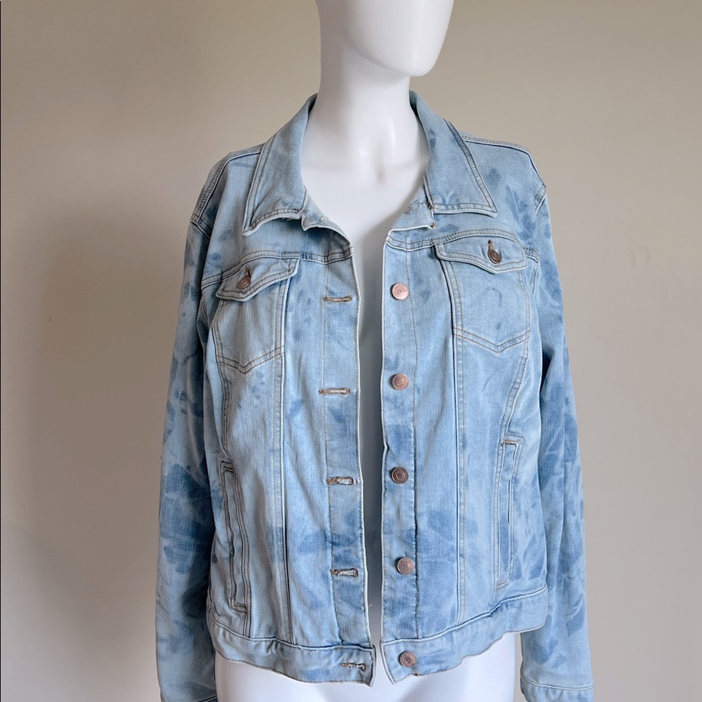 Wash denim jacket.